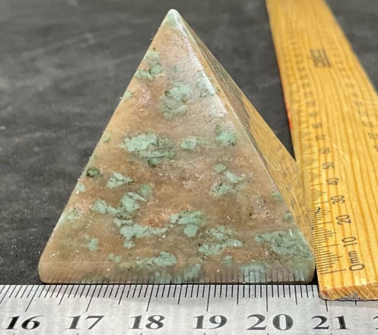 Nundorite Pyramid (stock code Nunpymd01)